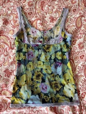 Lace detail floral going out tank top